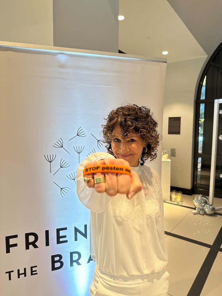 Evelien de Bruijn  zegt Stop Pesten Nu tijdens het White Dinner Gala van Friends of the brands